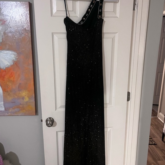 One shouldered evening gown - Picture 3 of 3